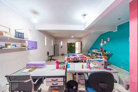 Casa à venda com 240m², 4 quartos e 6 vagas Casa à venda com 240m², 4 quartos e 6 vagasSalão