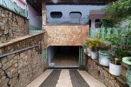 Casa à venda com 246m², 3 quartos e 3 vagas Casa à venda com 246m², 3 quartos e 3 vagasÁrea externa