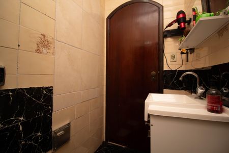 Casa à venda com 246m², 3 quartos e 3 vagas Casa à venda com 246m², 3 quartos e 3 vagasBanheiro Social