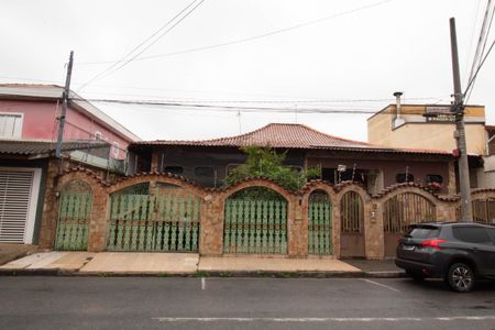 Casa à venda com 246m², 3 quartos e 3 vagas Casa à venda com 246m², 3 quartos e 3 vagasFachada