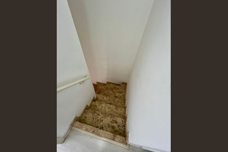 Casa de condomínio para alugar com 120m², 3 quartos e 2 vagas Casa de condomínio para alugar com 120m², 3 quartos e 2 vagasEscada