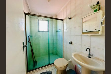 Banheiro de apartamento para alugar com 1 quarto, 54m² em Vila Tupi, Praia Grande