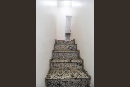 Casa de condomínio para alugar com 86m², 3 quartos e 1 vagaEscada