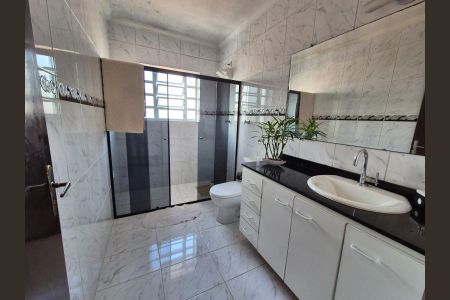 Casa à venda com 180m², 4 quartos e 2 vagasBanheiro