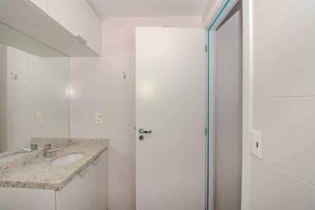 Banheiro de kitnet/studio para alugar com 1 quarto, 42m² em São João, Porto Alegre