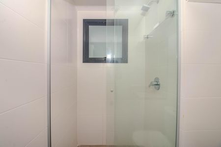 Banheiro de kitnet/studio para alugar com 1 quarto, 42m² em São João, Porto Alegre