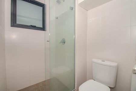 Banheiro de kitnet/studio para alugar com 1 quarto, 42m² em São João, Porto Alegre