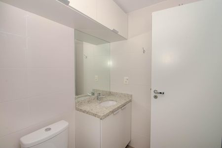 Banheiro de kitnet/studio para alugar com 1 quarto, 42m² em São João, Porto Alegre