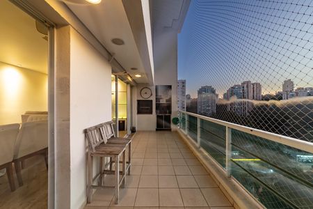 Apartamento à venda com 129m², 2 quartos e 3 vagasVaranda