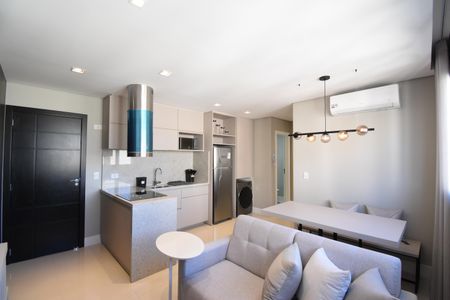 Sala e Cozinha de apartamento para alugar com 1 quarto, 50m² em São Francisco, Curitiba