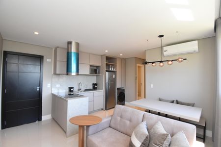 Sala e Cozinha de apartamento para alugar com 1 quarto, 50m² em São Francisco, Curitiba