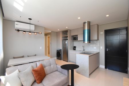 Sala e Cozinha de apartamento para alugar com 1 quarto, 50m² em São Francisco, Curitiba