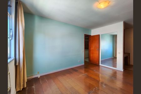 Apartamento à venda com 272m², 4 quartos e 2 vagas Apartamento à venda com 272m², 4 quartos e 2 vagasSuíte