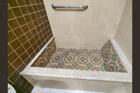 Apartamento à venda com 272m², 4 quartos e 2 vagas Apartamento à venda com 272m², 4 quartos e 2 vagasBanheiro Corredor