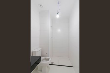 Banheiro de kitnet/studio para alugar com 0 quarto, 30m² em Centro, Guarulhos
