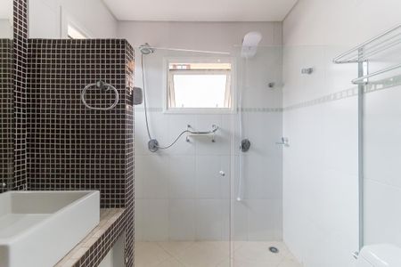 Casa de condomínio para alugar com 300m², 3 quartos e 6 vagas Casa de condomínio para alugar com 300m², 3 quartos e 6 vagasBanheiro da Suíte 1