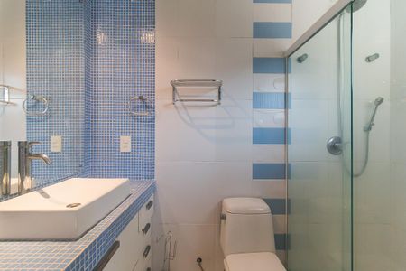 Casa de condomínio para alugar com 300m², 3 quartos e 6 vagas Casa de condomínio para alugar com 300m², 3 quartos e 6 vagasBanheiro da Suíte 2