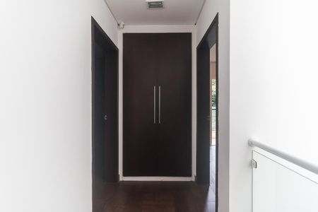 Casa de condomínio para alugar com 300m², 3 quartos e 6 vagas Casa de condomínio para alugar com 300m², 3 quartos e 6 vagasHall