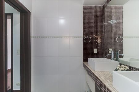 Casa de condomínio para alugar com 300m², 3 quartos e 6 vagas Casa de condomínio para alugar com 300m², 3 quartos e 6 vagasBanheiro da Suíte 1