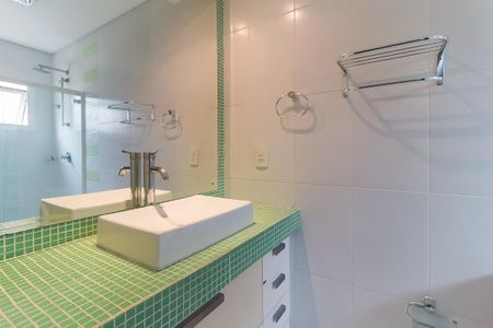 Casa de condomínio para alugar com 300m², 3 quartos e 6 vagas Casa de condomínio para alugar com 300m², 3 quartos e 6 vagasBanheiro da Suíte 3