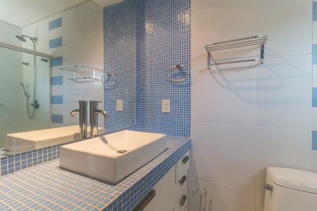 Casa de condomínio para alugar com 300m², 3 quartos e 6 vagas Casa de condomínio para alugar com 300m², 3 quartos e 6 vagasBanheiro da Suíte 2