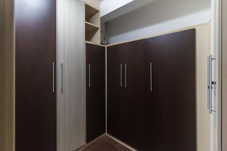Casa de condomínio para alugar com 300m², 3 quartos e 6 vagas Casa de condomínio para alugar com 300m², 3 quartos e 6 vagasCloset