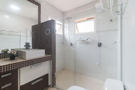 Casa de condomínio para alugar com 300m², 3 quartos e 6 vagas Casa de condomínio para alugar com 300m², 3 quartos e 6 vagasBanheiro da Suíte 1