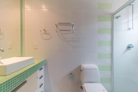 Casa de condomínio para alugar com 300m², 3 quartos e 6 vagas Casa de condomínio para alugar com 300m², 3 quartos e 6 vagasBanheiro da Suíte 3