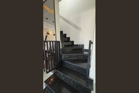 Apartamento à venda com 150m², 2 quartos e 2 vagas Apartamento à venda com 150m², 2 quartos e 2 vagasEscada