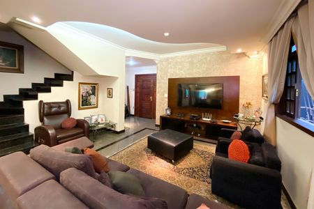 Casa à venda com 400m², 4 quartos e 3 vagas Casa à venda com 400m², 4 quartos e 3 vagasSala