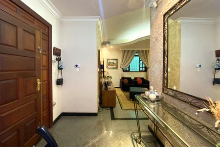 Casa à venda com 400m², 4 quartos e 3 vagas Casa à venda com 400m², 4 quartos e 3 vagasHall de entrada