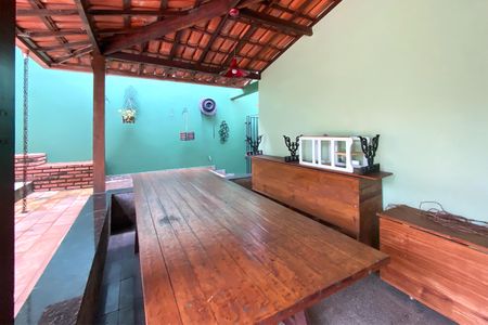 Casa à venda com 400m², 4 quartos e 3 vagas Casa à venda com 400m², 4 quartos e 3 vagasVaranda