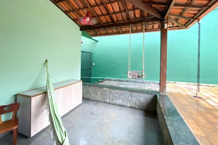 Casa à venda com 400m², 4 quartos e 3 vagas Casa à venda com 400m², 4 quartos e 3 vagasVaranda