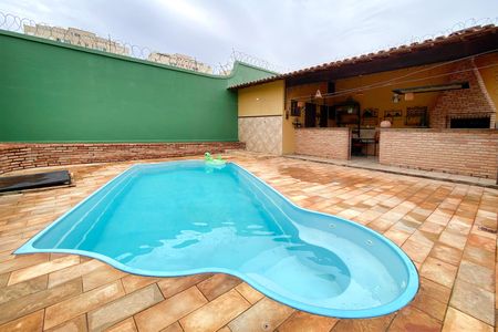 Casa à venda com 400m², 4 quartos e 3 vagas Casa à venda com 400m², 4 quartos e 3 vagasPiscina