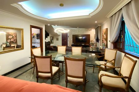 Casa à venda com 400m², 4 quartos e 3 vagas Casa à venda com 400m², 4 quartos e 3 vagasSala de Jantar