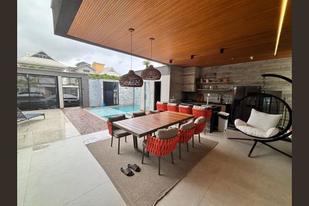 Casa de condomínio à venda com 433m², 4 quartos e 2 vagas Casa de condomínio à venda com 433m², 4 quartos e 2 vagasÁrea externa