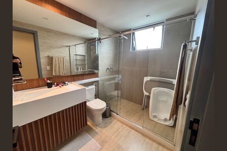 Casa de condomínio à venda com 433m², 4 quartos e 2 vagas Casa de condomínio à venda com 433m², 4 quartos e 2 vagasBanheiro do quarto 4