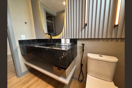 Casa de condomínio à venda com 433m², 4 quartos e 2 vagas Casa de condomínio à venda com 433m², 4 quartos e 2 vagasBanheiro