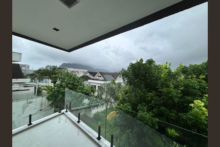 Casa de condomínio à venda com 433m², 4 quartos e 2 vagas Casa de condomínio à venda com 433m², 4 quartos e 2 vagasVaranda