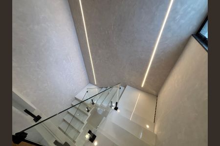 Casa de condomínio à venda com 433m², 4 quartos e 2 vagas Casa de condomínio à venda com 433m², 4 quartos e 2 vagasEscada