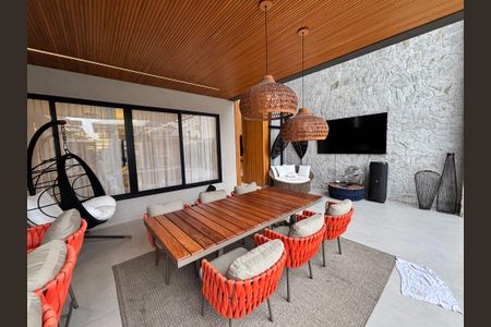 Casa de condomínio à venda com 433m², 4 quartos e 2 vagas Casa de condomínio à venda com 433m², 4 quartos e 2 vagasÁrea externa