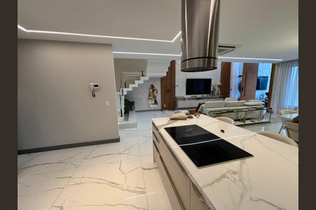 Casa de condomínio à venda com 433m², 4 quartos e 2 vagas Casa de condomínio à venda com 433m², 4 quartos e 2 vagasCozinha