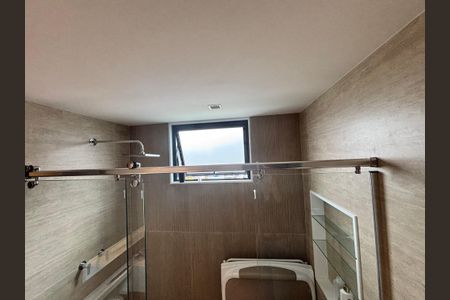 Casa de condomínio à venda com 433m², 4 quartos e 2 vagas Casa de condomínio à venda com 433m², 4 quartos e 2 vagasBanheiro do quarto 4