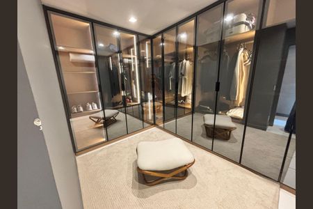 Casa de condomínio à venda com 433m², 4 quartos e 2 vagas Casa de condomínio à venda com 433m², 4 quartos e 2 vagasCloset do quarto 3