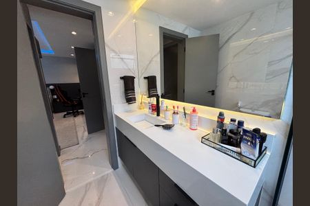 Casa de condomínio à venda com 433m², 4 quartos e 2 vagas Casa de condomínio à venda com 433m², 4 quartos e 2 vagasBanheiro do Quarto 3