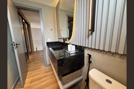 Casa de condomínio à venda com 433m², 4 quartos e 2 vagas Casa de condomínio à venda com 433m², 4 quartos e 2 vagasBanheiro