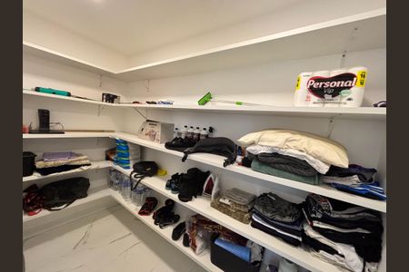 Casa de condomínio à venda com 433m², 4 quartos e 2 vagas Casa de condomínio à venda com 433m², 4 quartos e 2 vagasDespensa