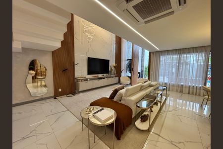 Casa de condomínio à venda com 433m², 4 quartos e 2 vagas Casa de condomínio à venda com 433m², 4 quartos e 2 vagasSala