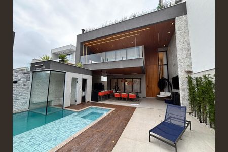 Casa de condomínio à venda com 433m², 4 quartos e 2 vagas Casa de condomínio à venda com 433m², 4 quartos e 2 vagasFachada