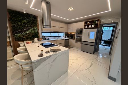 Casa de condomínio à venda com 433m², 4 quartos e 2 vagas Casa de condomínio à venda com 433m², 4 quartos e 2 vagasCozinha